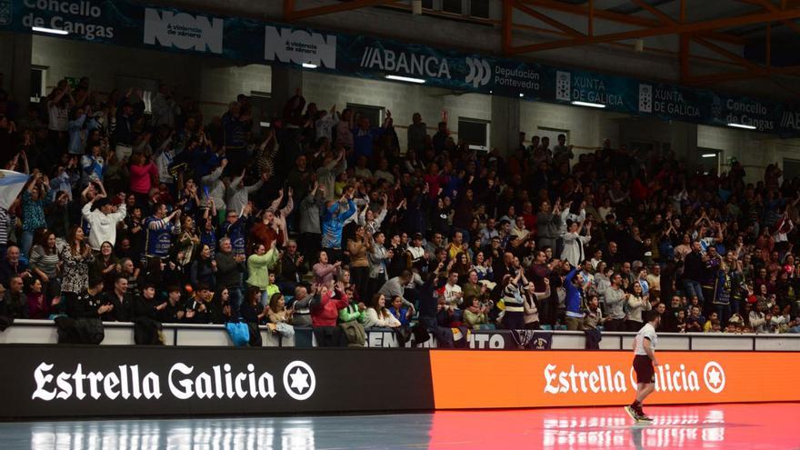 Aficionados animando en O Gatañal en el partido Frigoríficos-Ademar León. |  // GONZALO NÚÑEZ