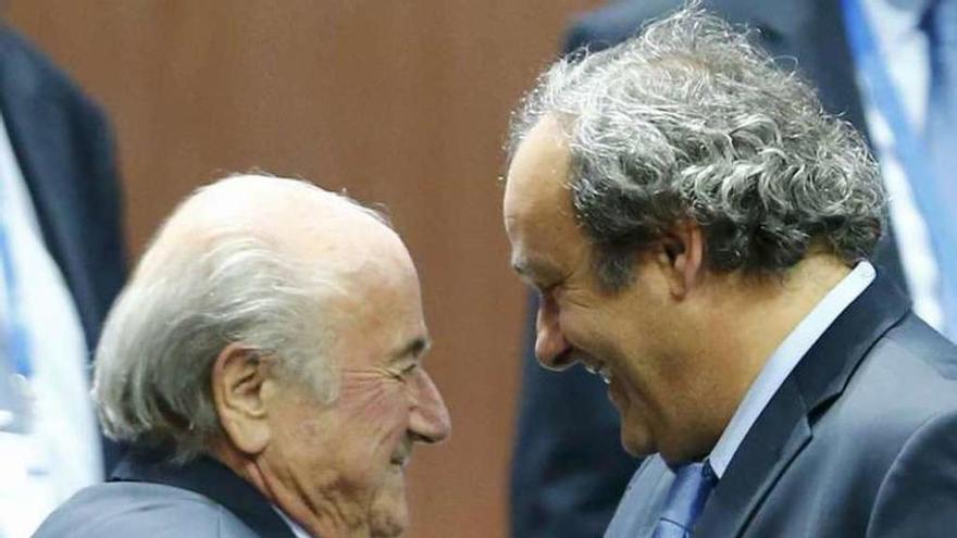 Blatter y Platini se saludan durante el último congreso de la FIFA.