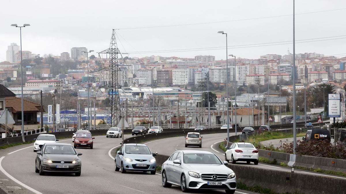 Coches circulando por una autovía.