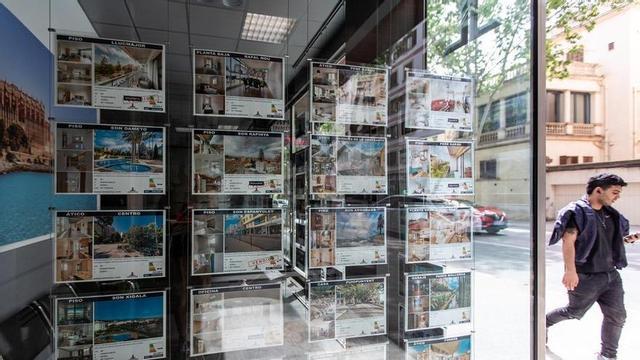 Anuncis de vivendes en venda en una immobiliària