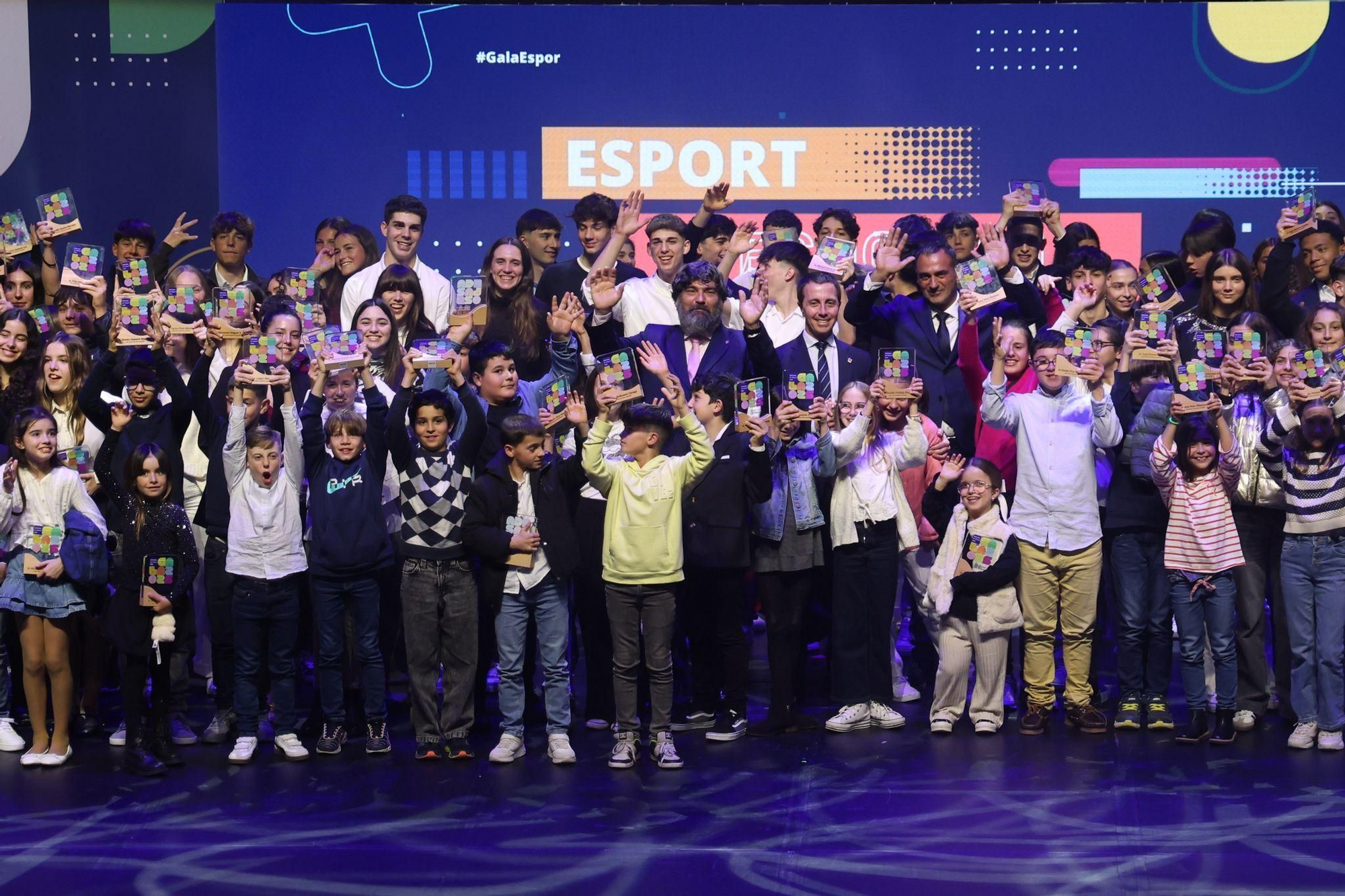 Los deportistas más pequeños muestran sus trofeos en el escenario del Auditorium.