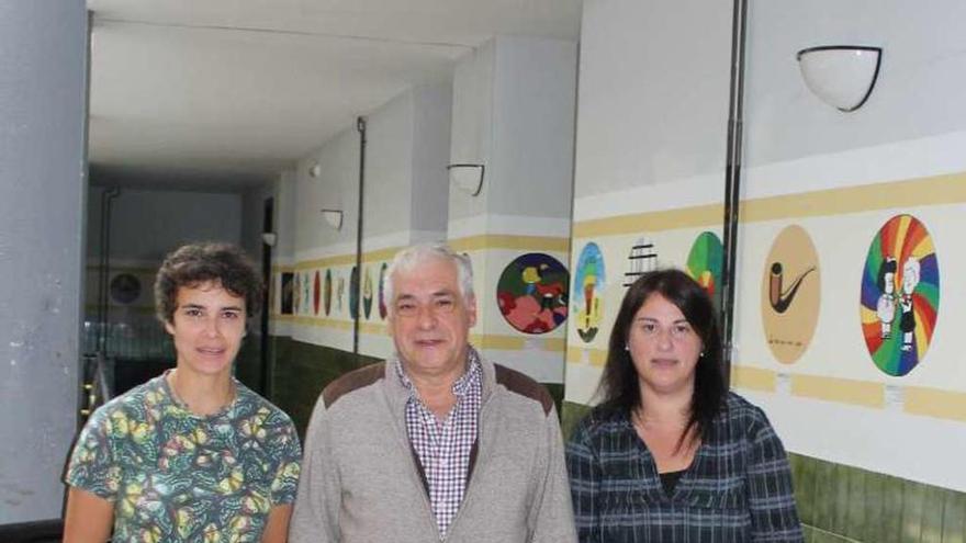 Los docentes Menchu Ontañón, José Ramón Martínez y Lulas Somoza, ayer, en uno de los pasillos decorados del instituto.