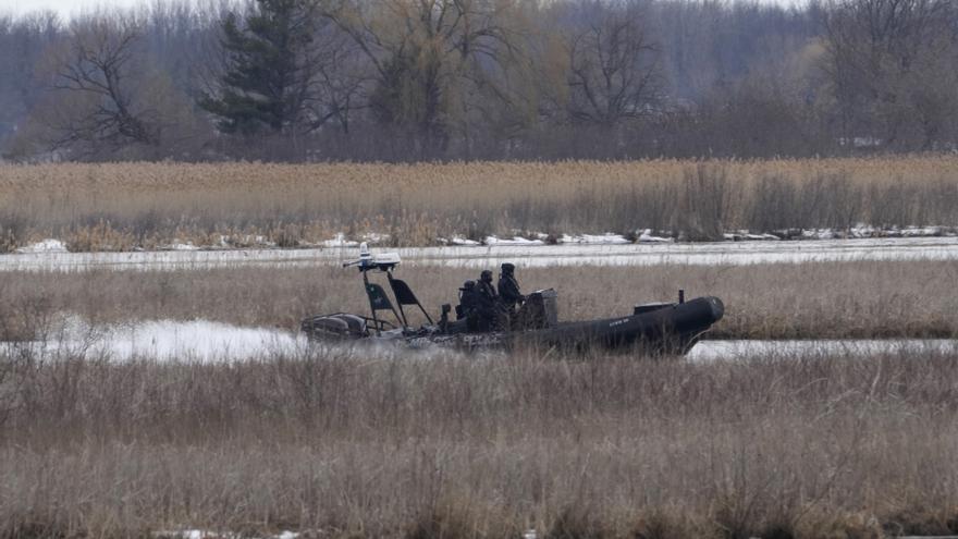 Un barco de la policía de Akwesasne registra el área donde se han encontrado los cuerpos.