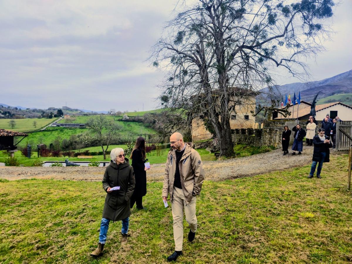 La escultora Carmen Castillo, izquierda, y el director general del Grupo Nature, Luis Menéndez, durante la visita a la bodegas del Palacio de Nevares.