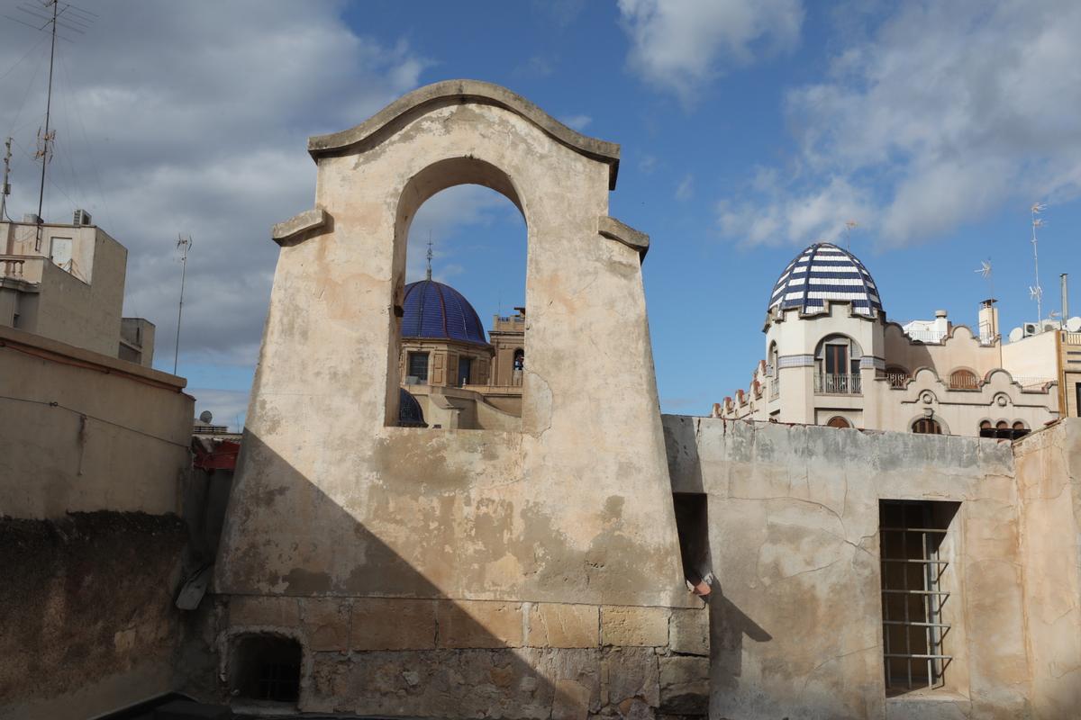 Una imagen del tejado de las Clarisas con Santa María al fondo