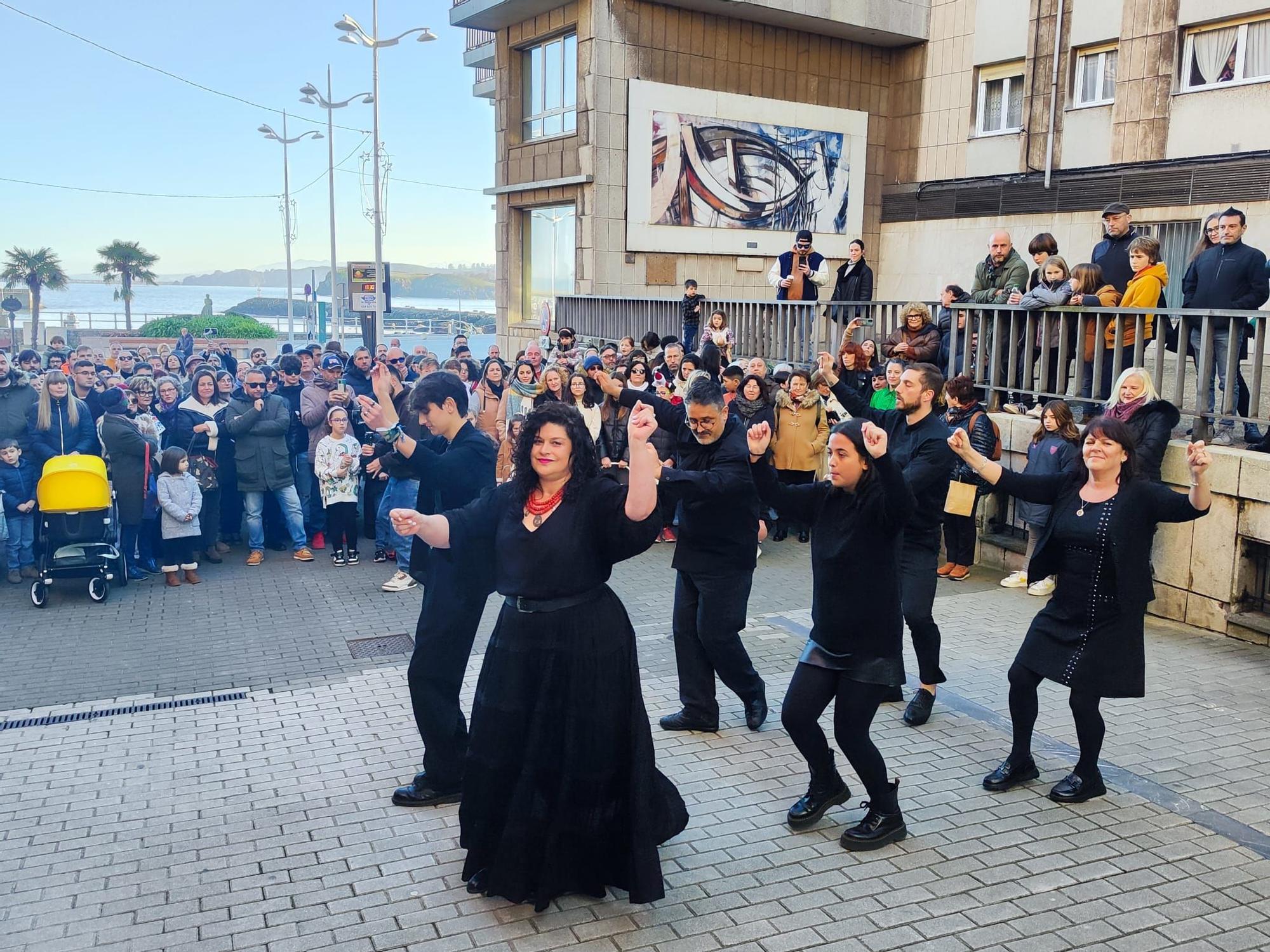 La "llamada a conceyu" del grupo San Félix llena Candás de música y baile