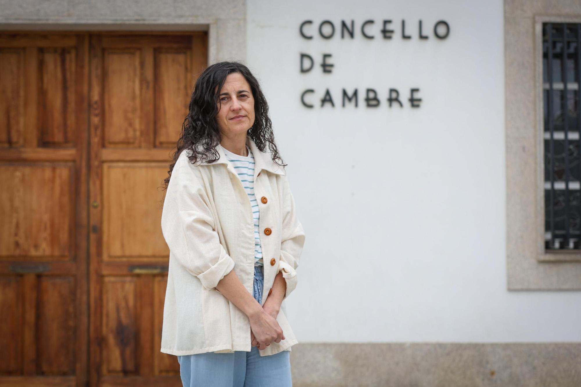 La alcaldesa de Cambre, este sábado, a las puertas del Concello.
