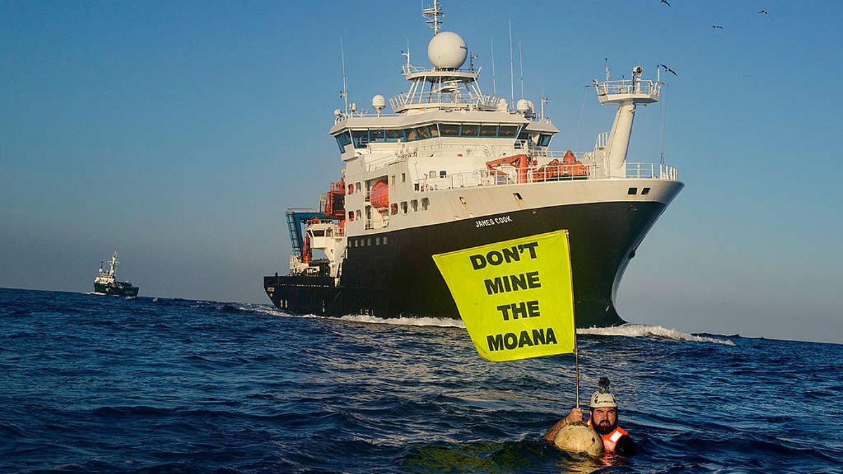 Un activista de Greenpeace protesta contra una expedición británica en el Pacífico destinada a la minería en aguas profundas.