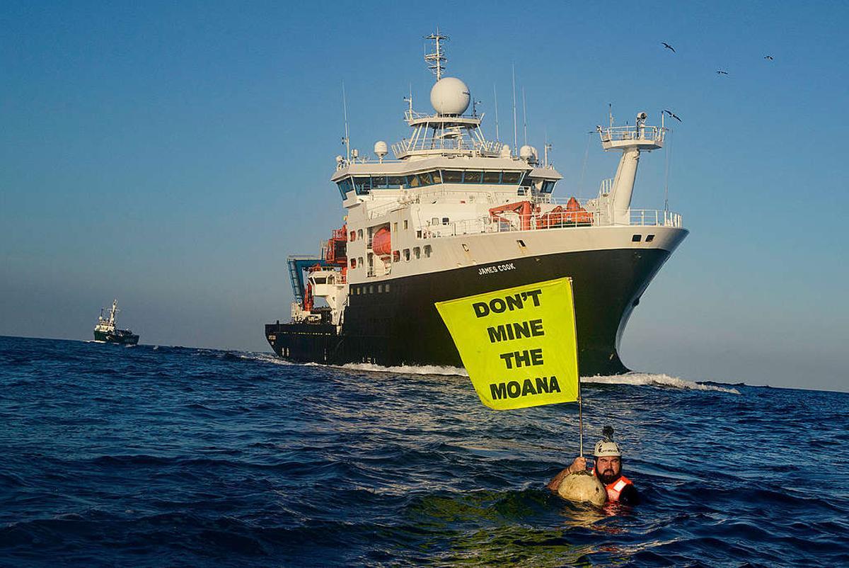 Un activista de Greenpeace protesta contra una expedición británica en el Pacífico destinada a la minería en aguas profundas.