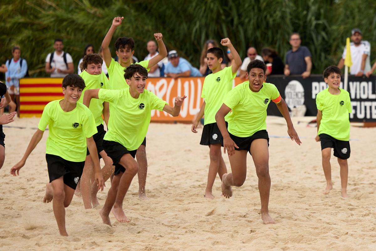 Un equip de la base del Roses Platja celebra una victòria, l'estiu de 2025.
