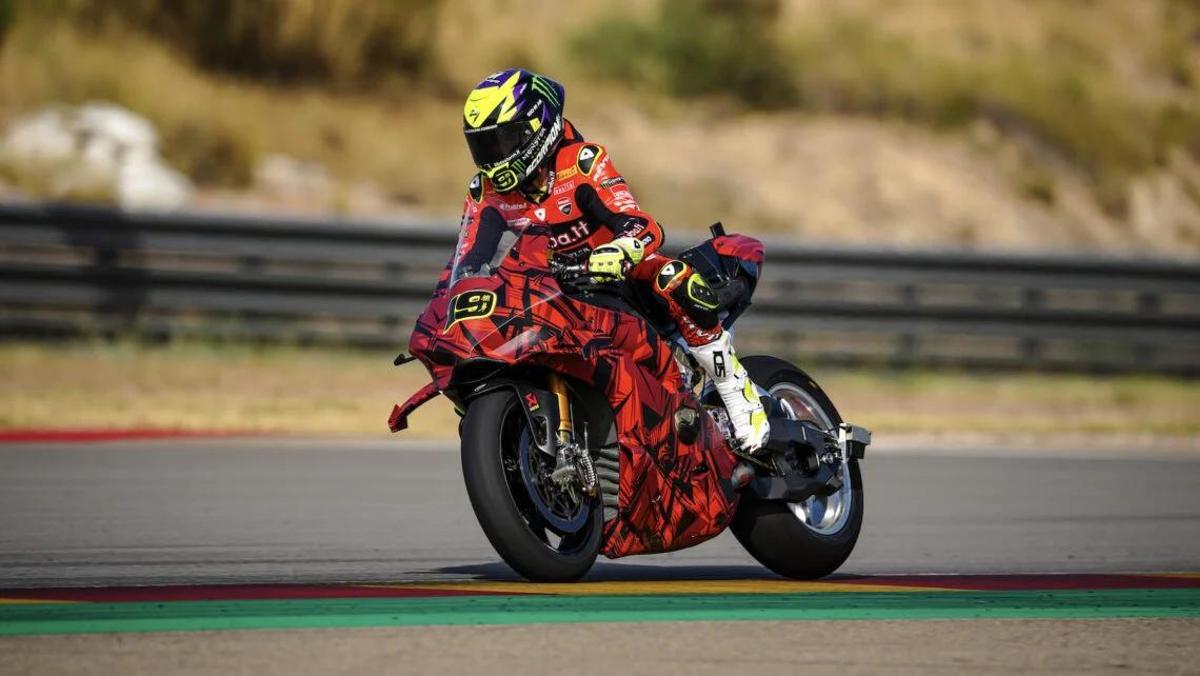 Álvaro Bautista subido a la Panigale V4R 2026