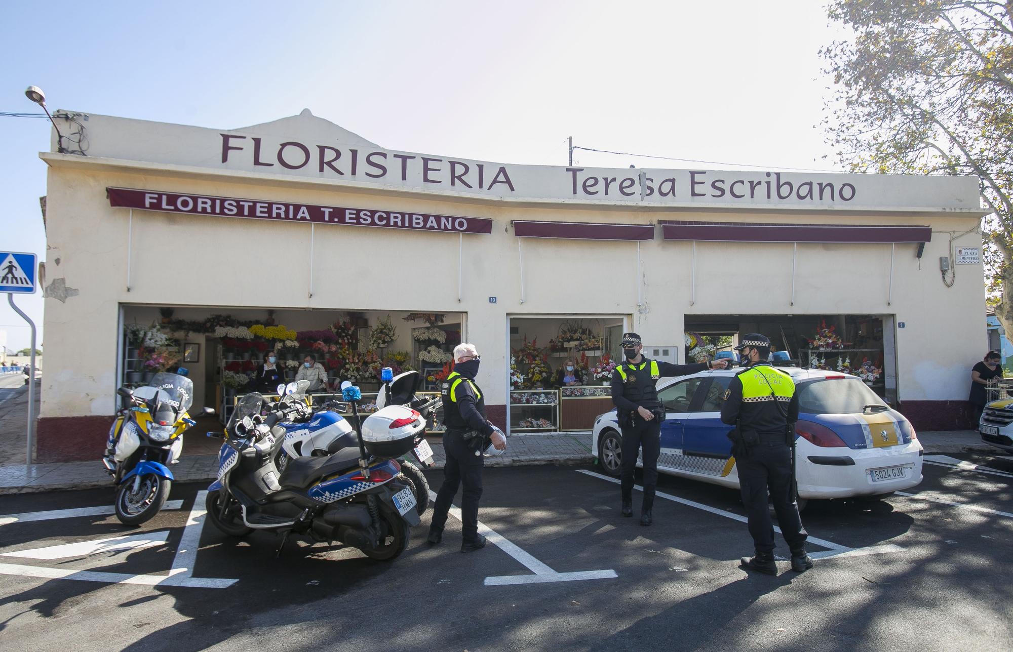 Día de Todos los Santos bajo mínimos de afluencia en el cementerio de Alicante