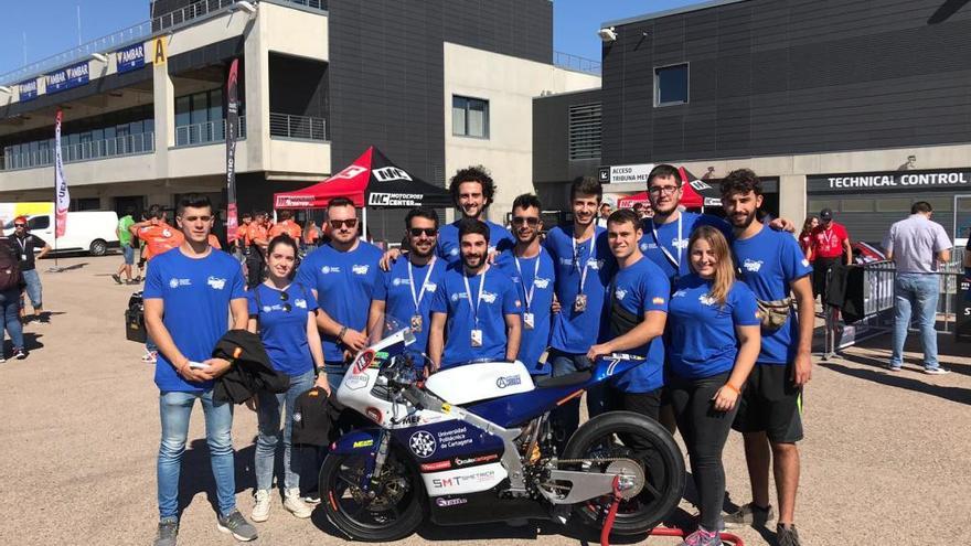 El equipo Moto UPCT, en Alcañiz, junto con la motocicleta que ha creado.