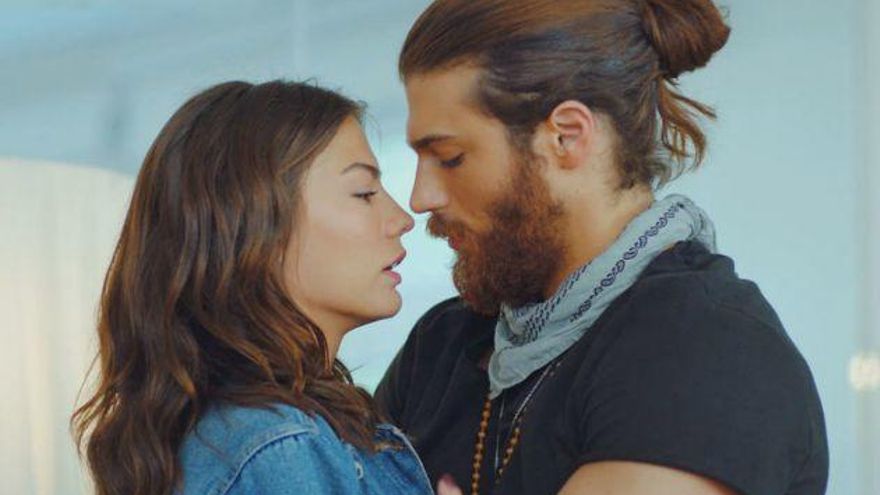 Can Yaman habla en una entrevista de sus planes tras Erkenci Kus