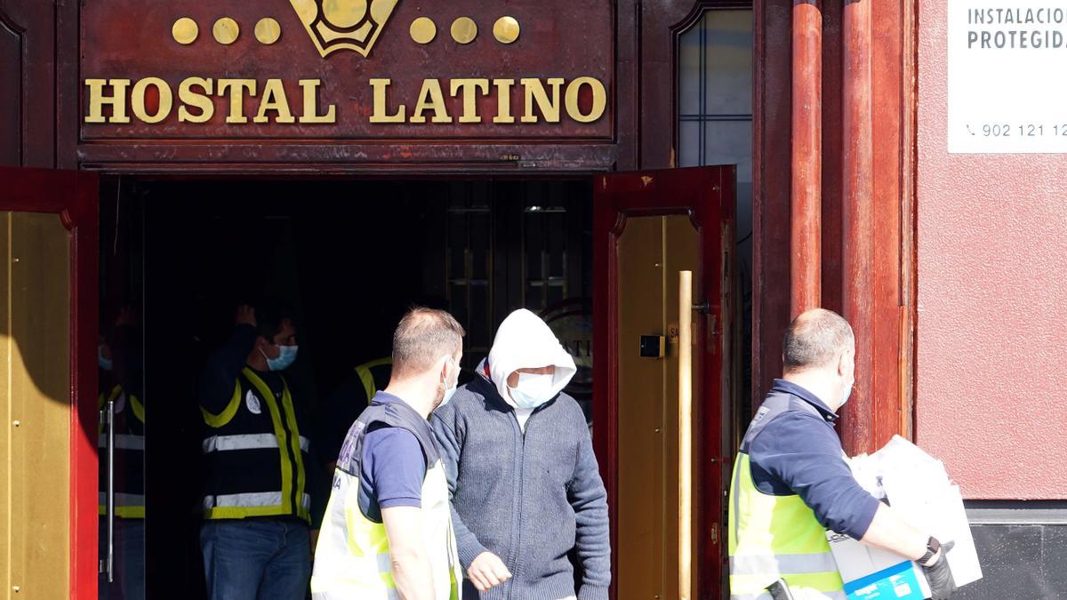 Registro policial en un club.