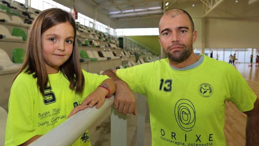 Quito, el jugador más veterano de la entidad, junto a su hija Cloe, la más joven de toda la cantera del Rasoeiro, en el nuevo pabellón. // Muñiz