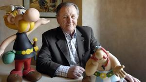 Uderzo posa con una reproducción de los personajes de de Astérix y Obélix.