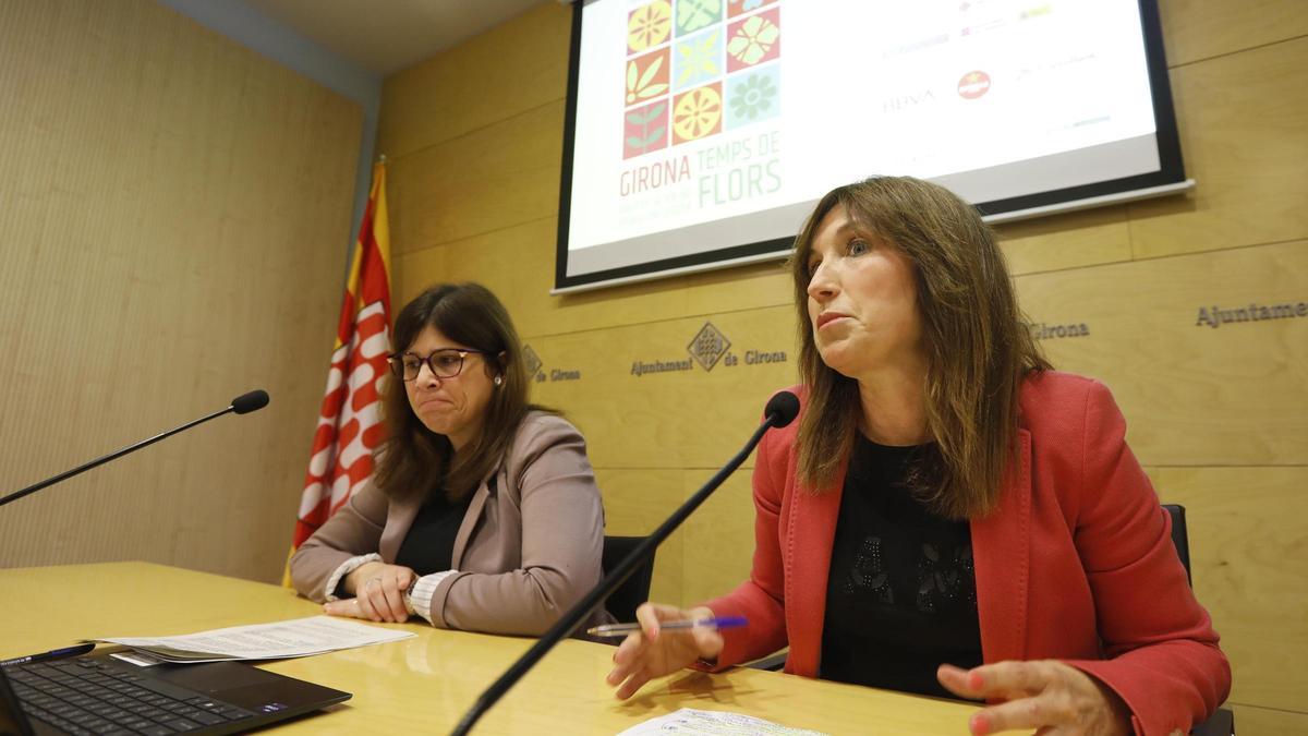 Gemma Geis i Maria Àngels Planas, durant la presentació de Temps de Flors.