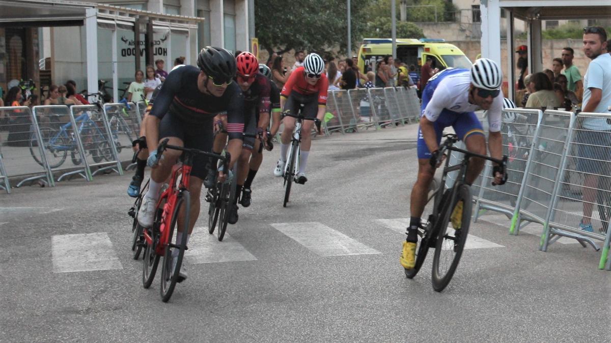 Miguel Indurain, en la izquierda, disputa un esprint con Jan Eric Schwarzer.