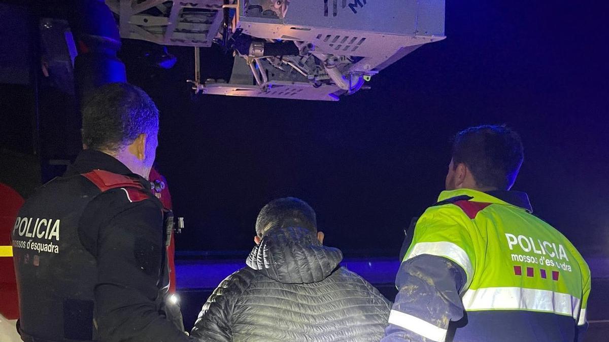 Los Mossos con el detenido en la AP-7 en Girona