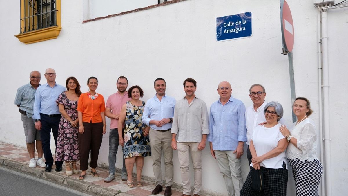 Asistentes a la inauguración de la calle de la Amargura en Cabra, con el alcalde, Fernando Priego, entre otros.