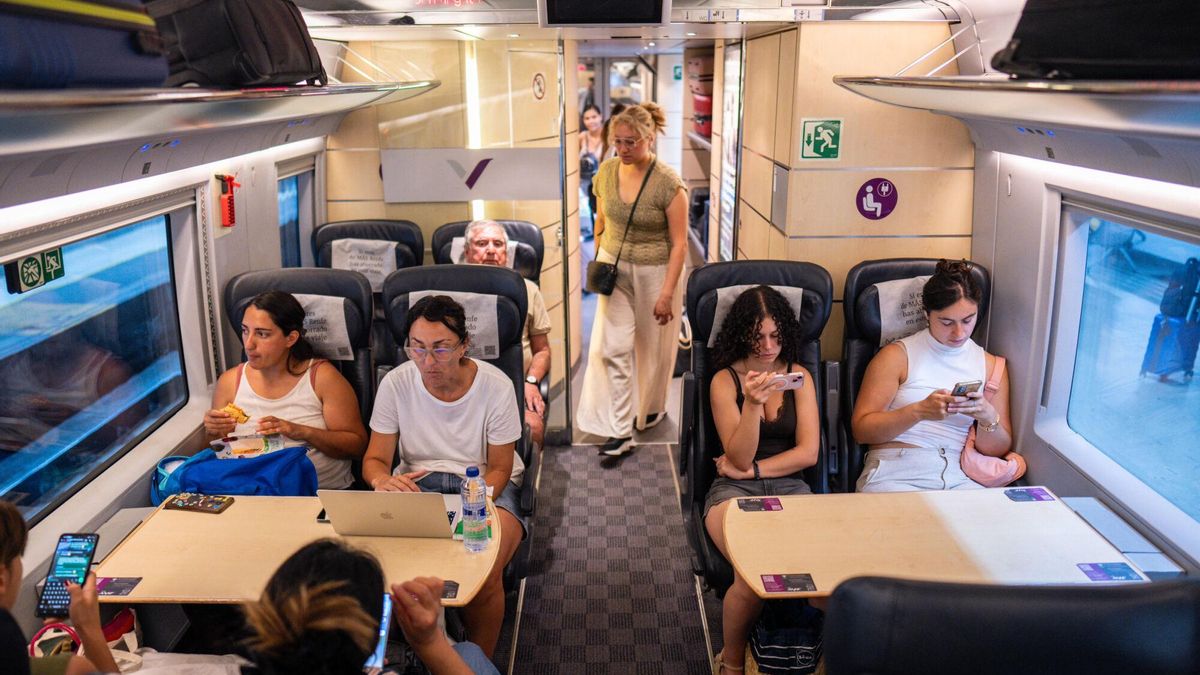 Viajeros un tren de larga distancia a punto de partir de la estación de Sants.
