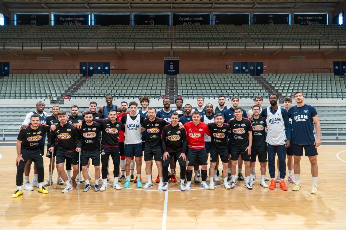Los jugadores de ElPozo y UCAM Murcia, juntos antes de enfrentarse al Barça de fútbol sala y baloncesto
