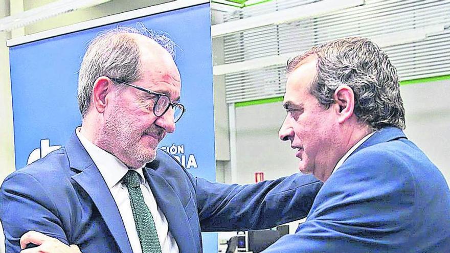 José Carlos Naranjo Sintes, a la izquierda, y Francisco Moreno, a la derecha, se abrazan tras el traspaso de competencias.