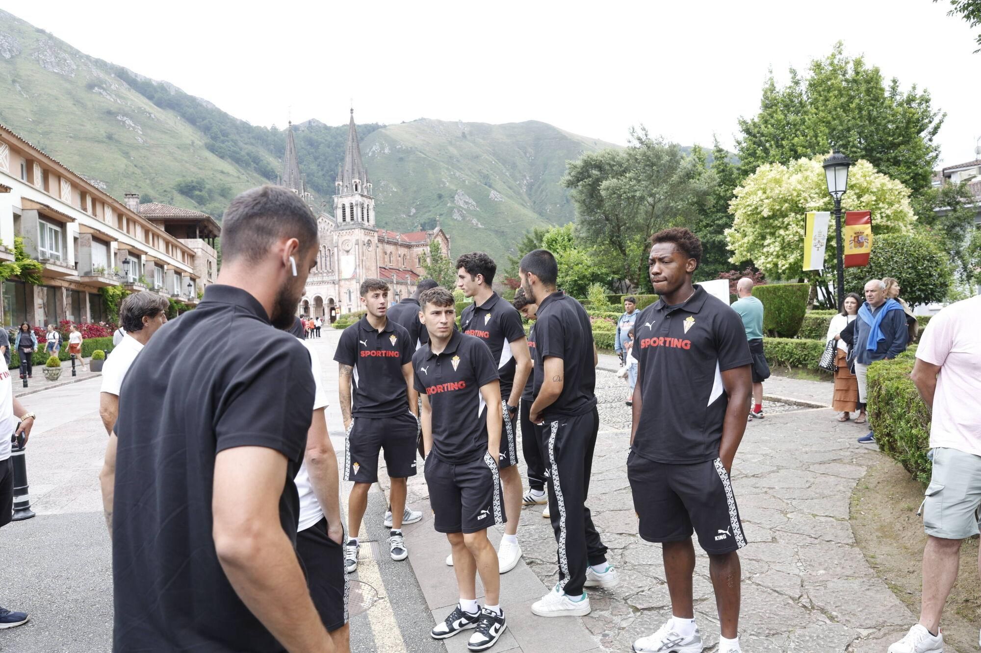 EN IMÁGENES: Visita del Sporting a La Santina en Covadonga