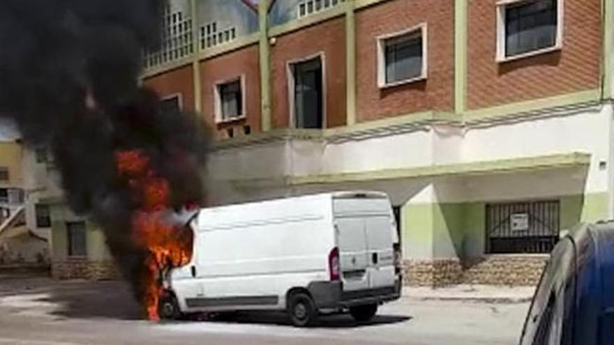 Arde una furgoneta junto a la gasolinera de la Llosa