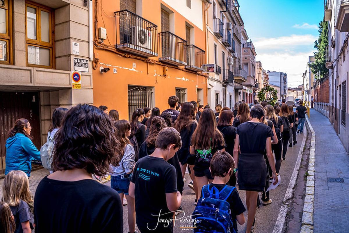 Así ha discurrido el 'entierro' por la educación pública protagonizado por docentes y familias en Castelló