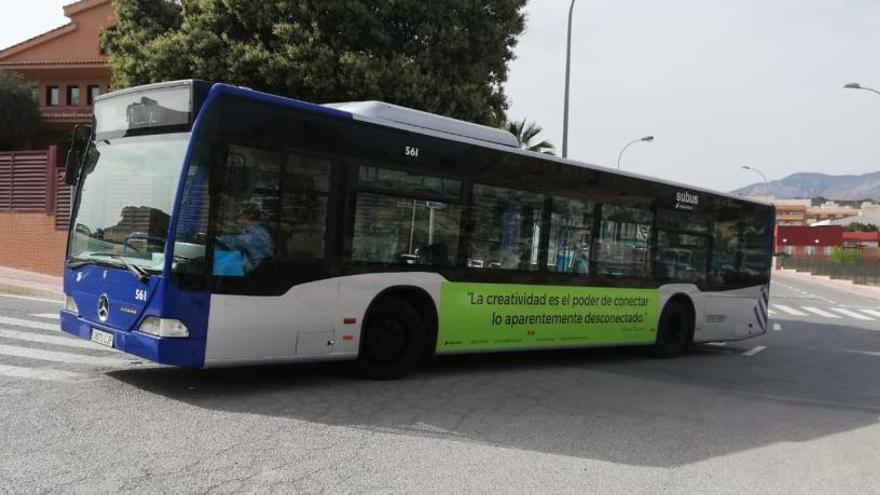 Un autobús de la línea que comunica Agost con San Vicente.