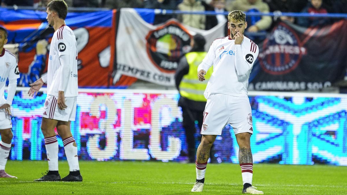 Isaac Romero celebra su gol en el partido de la segunda ronda de la Copa del Rey disputado entre el CD Extremadura y el Sevilla FC en el estadio Francisco de la Hera.