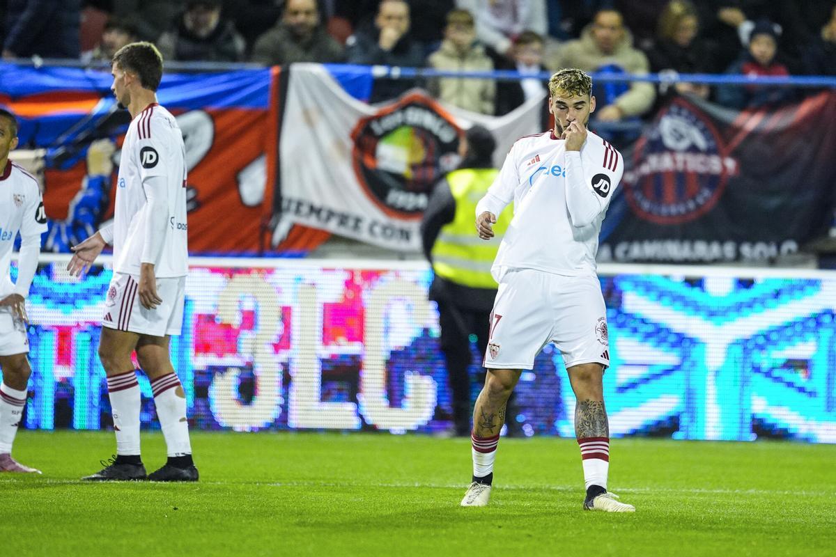 Isaac Romero celebra tras anotar con el Sevilla FC en Almendralejo ante el CD Extremadura en la segunda ronda de Copa del Rey.