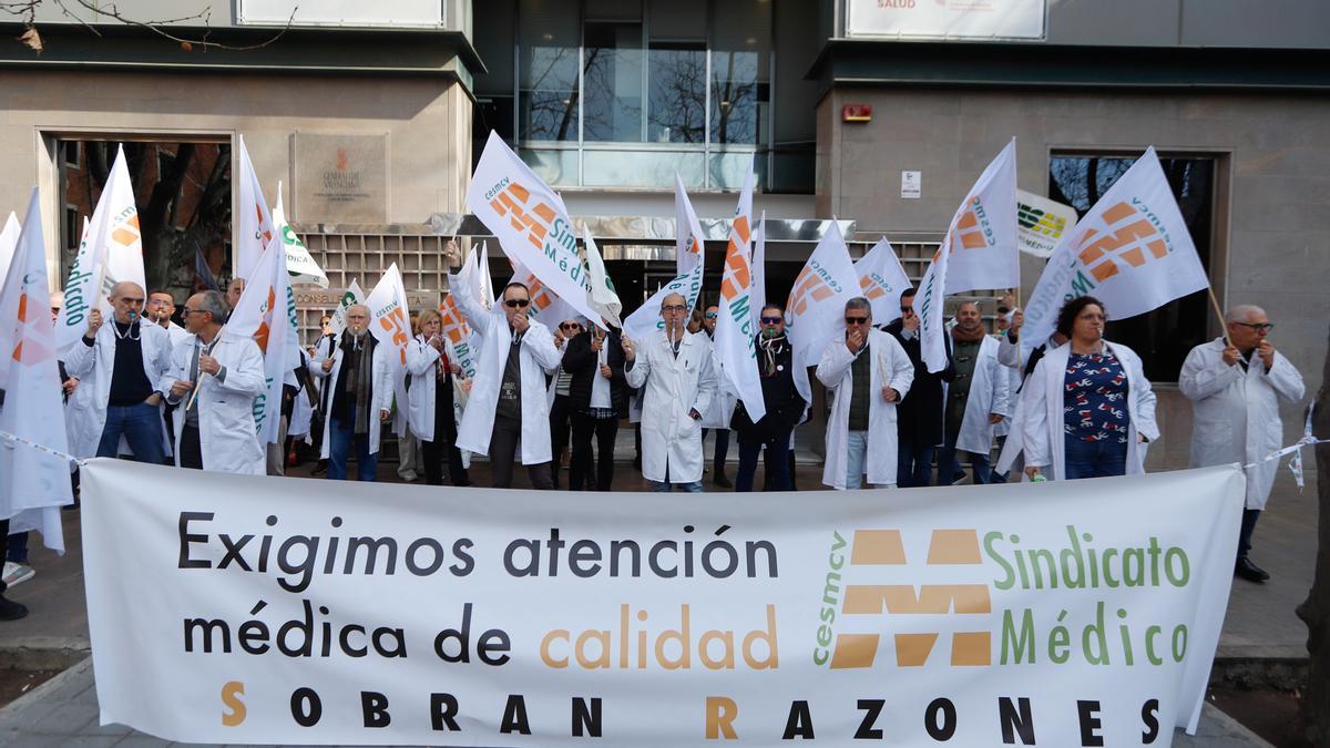 Protesta convocada el pasado 15 de febrero del sindicato médico CESM frente a la Conselleria de Sanidad.