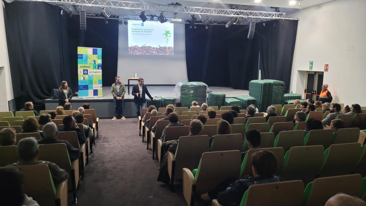 Charla formativa sobre compostaje doméstico en el Concello de Oroso impartida por técnicos de Sogama