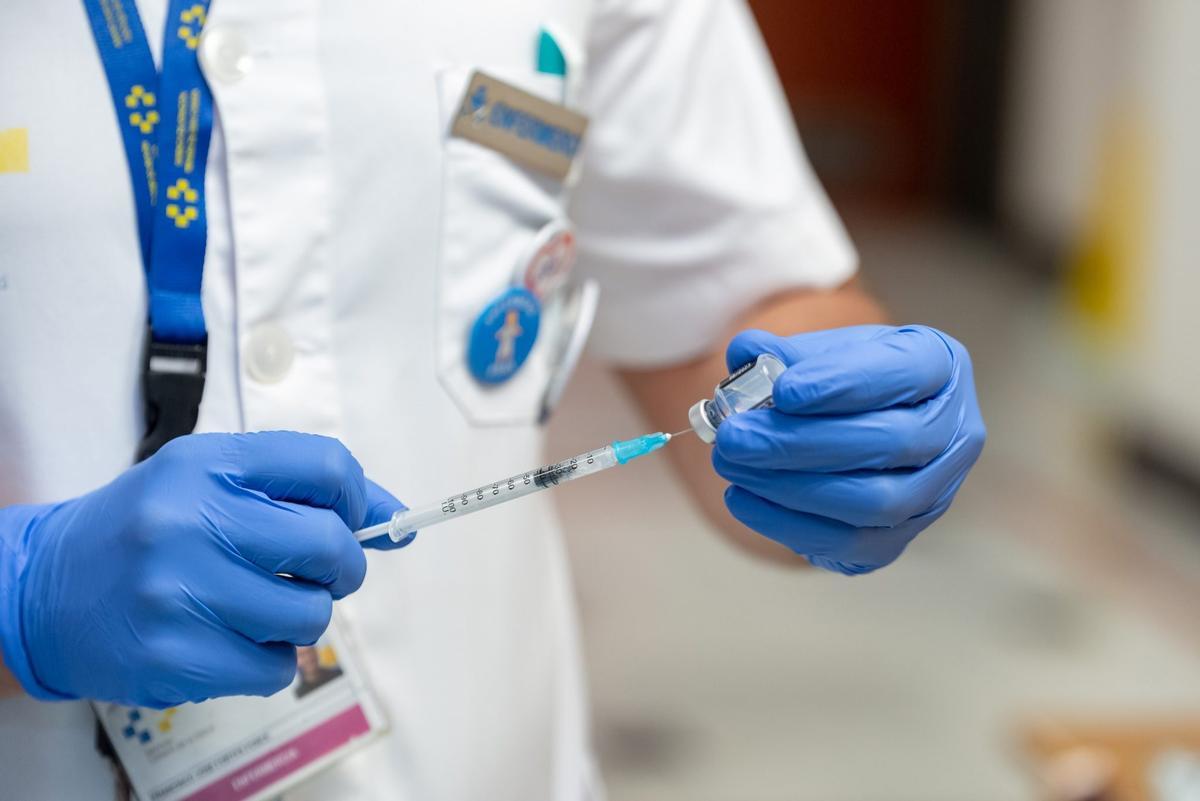 Un sanitario prepara una dosis de la vacuna contra la Covid-19.
