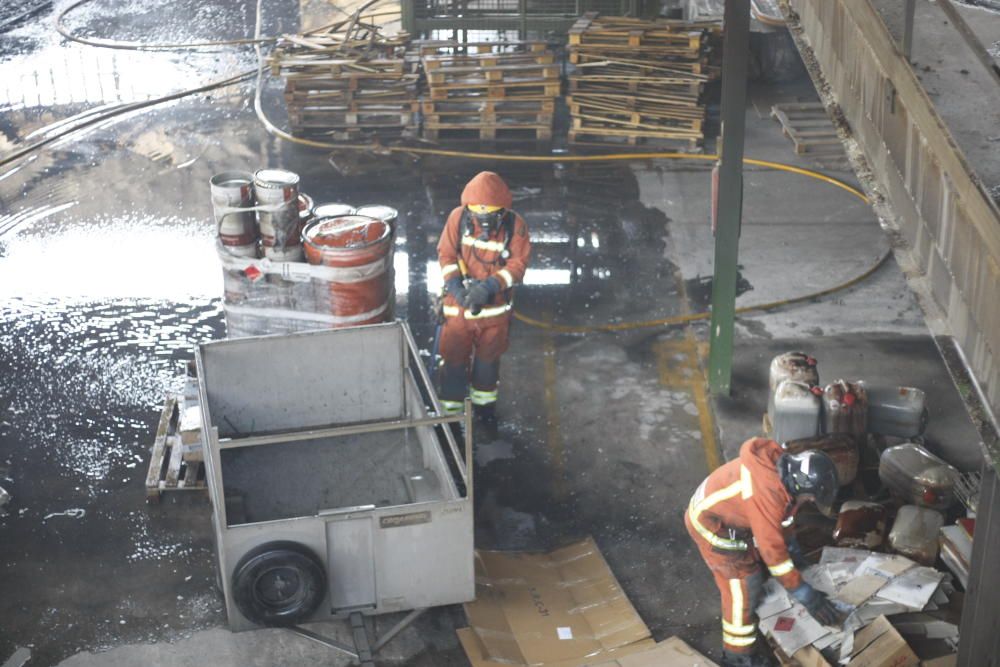 Los bomberos trabajan en la nave de ataúdes siniestrada hoy en Moixent.