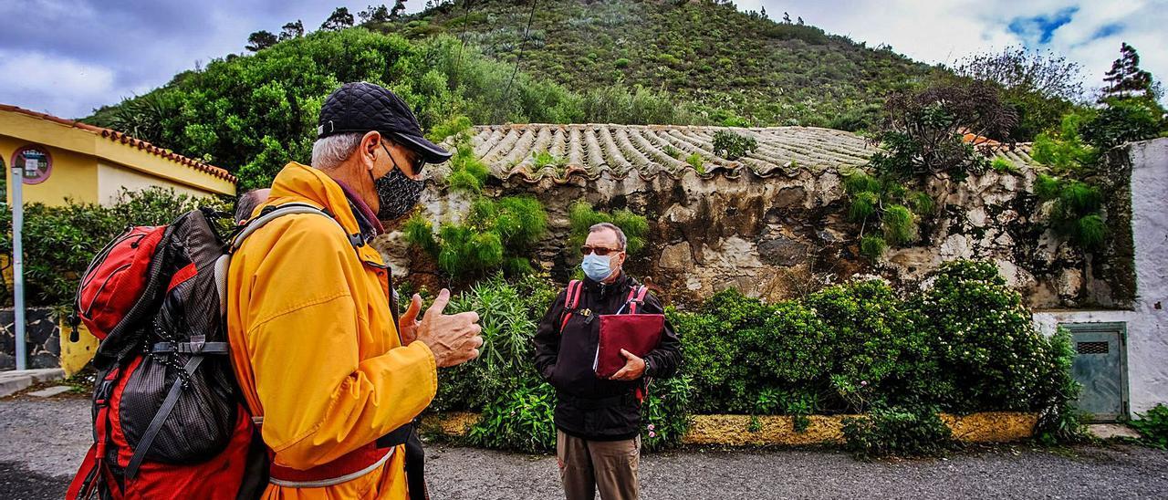 Miembros de la Asociación Sociocultural Amigos de Bandama junto al lagar del caserío, con el Pico al fondo.