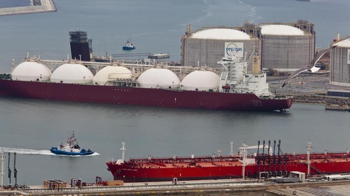Dipòsits de gas d’Enagás en la planta de regasificació del port de Barcelona. Dipòsits de gas d’Enagás en la planta de regasificació del port de Barcelona.