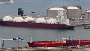 Dipòsits de gas d’Enagás en la planta de regasificació del port de Barcelona.