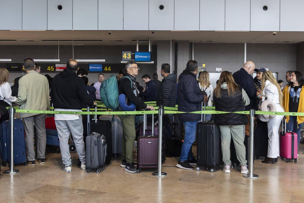 Colas para facturar en el aeropuerto de Valencia, en una imagen de este año.
