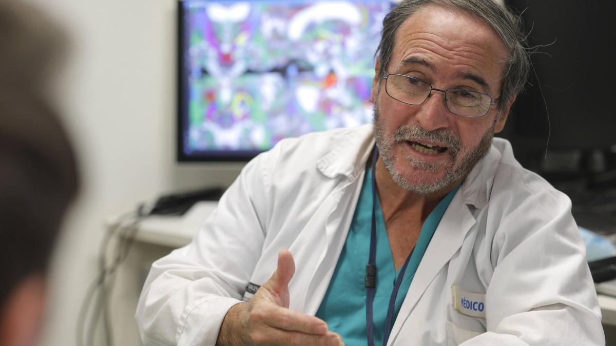 El Dr. Antonio Gutiérrez explica el procedimiento de implantación del dispositivo DEP contra el párkinson.