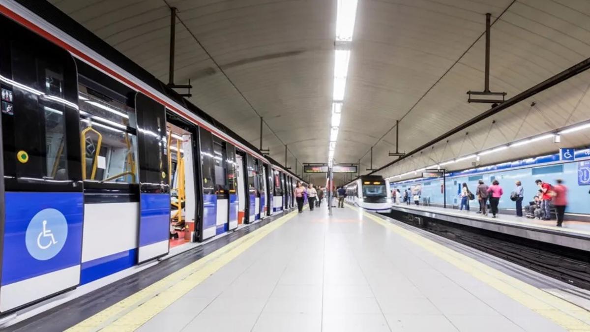 Archivo - Trenes en una estación de Metro de Madrid.