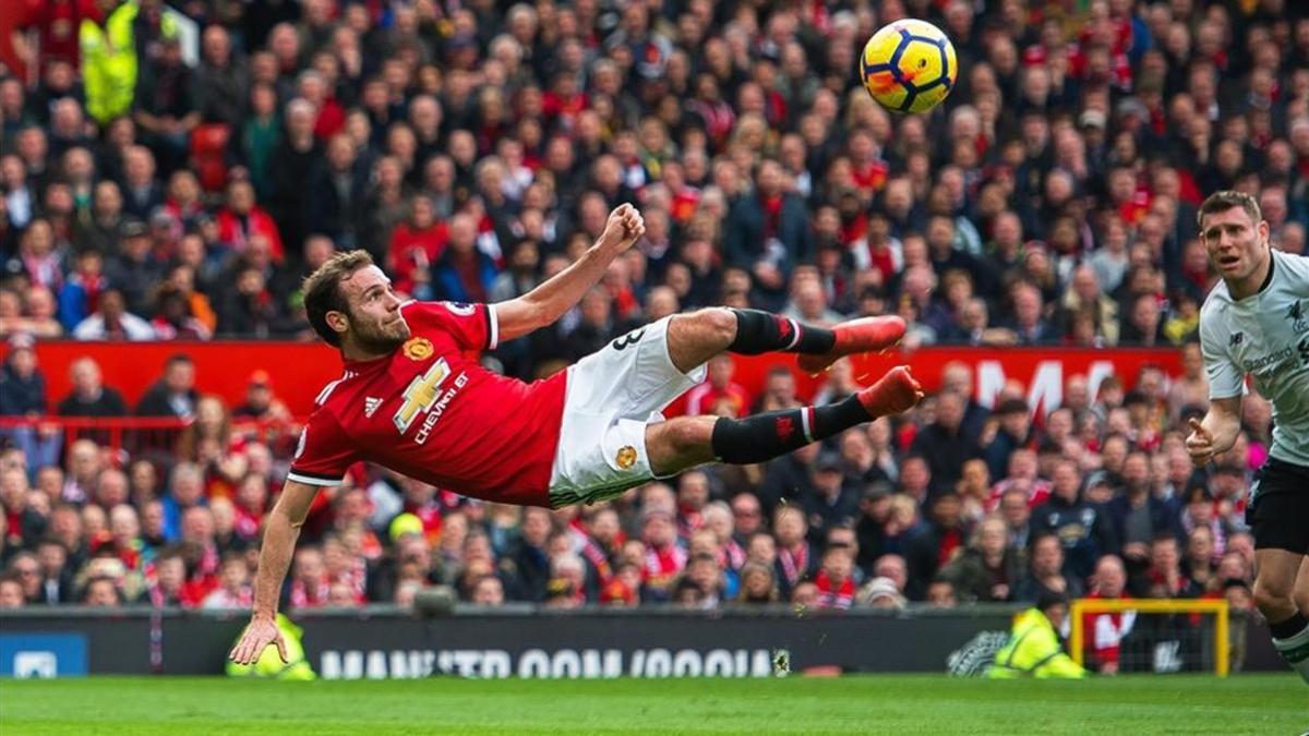 Mata remata de forma acrobática en el duelo contra el Liverpool