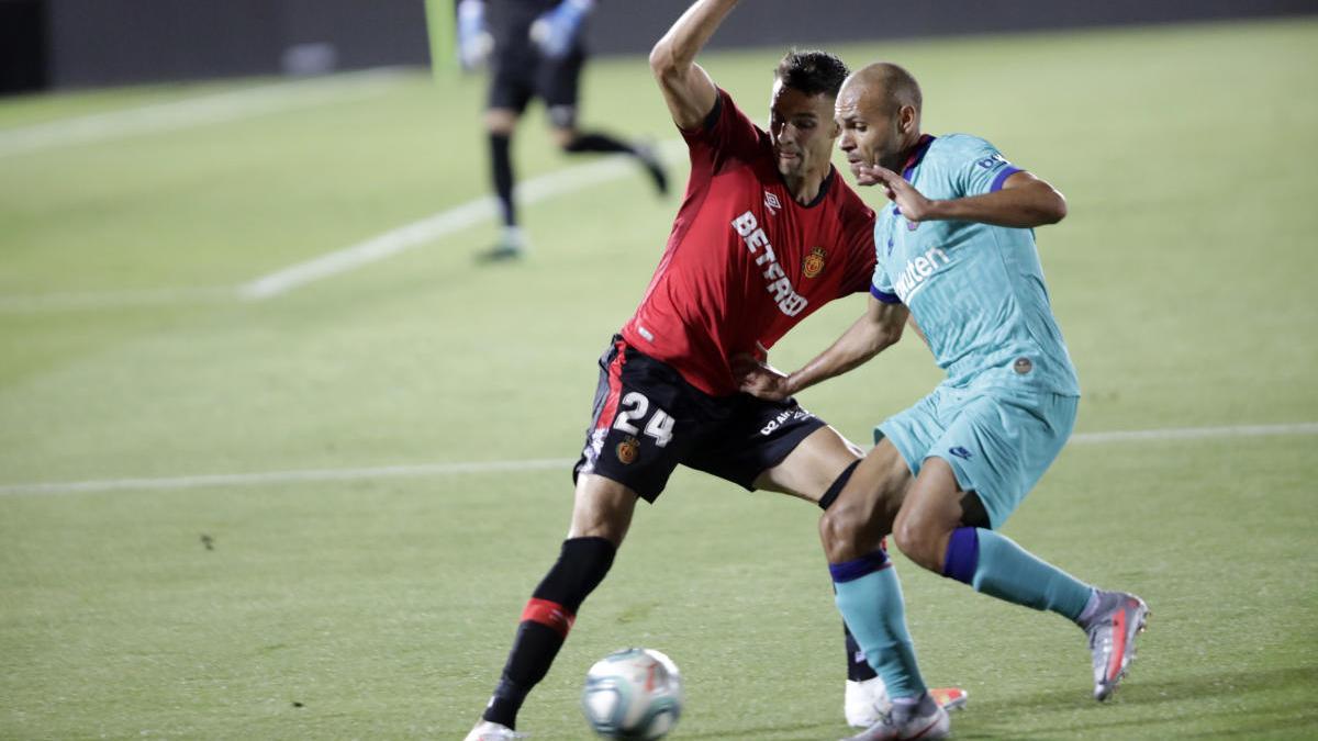 Valjent pugna por el balón en el duelo ante el Barcelona.