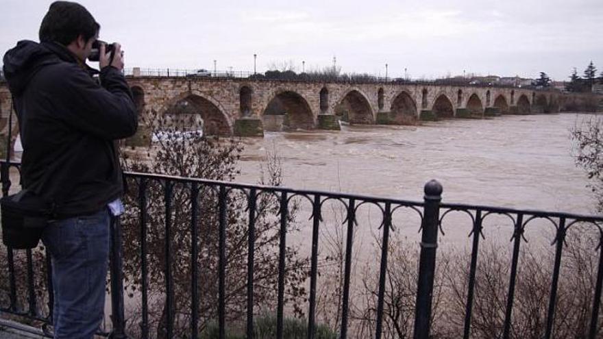 La crecida del Duero sigue despertando curiosidad entre los ciudadanos.