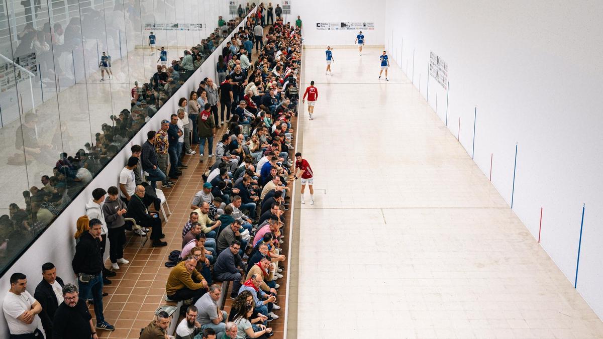 Aspecte del Trinquet d'Oliva en la final de la Lliga CaixaBank Pro 1 de raspall masculí