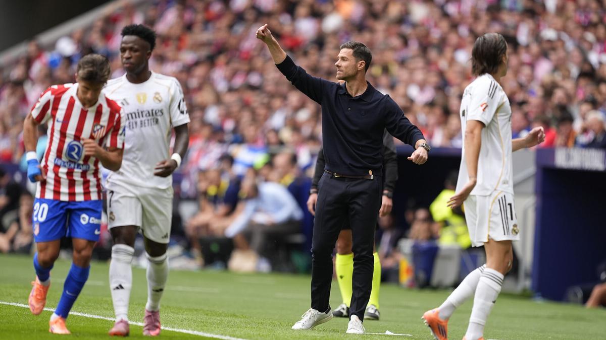 Xabi dio órdenes en el derbi