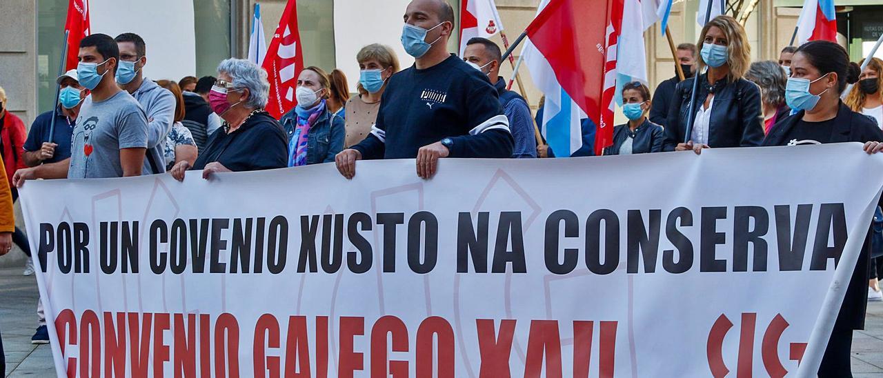 Una protesta desplegada por la CIG en Vilagarcía en defensa de un convenio de la conserva digno. |   //  IÑAKI ABELLA